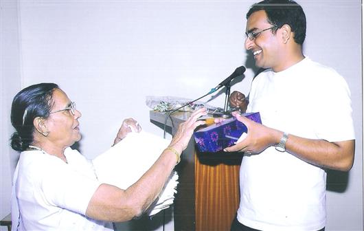reciving award by renowned poetess gyanwati saxena